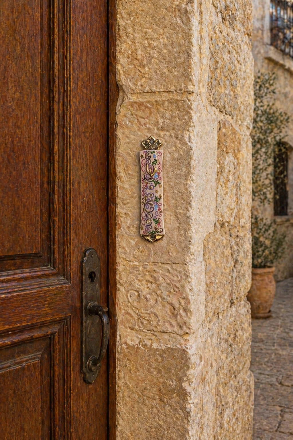 בית מזוזה מקרמיקה פרחים ועיטורים – עיטור של שמירה ואור